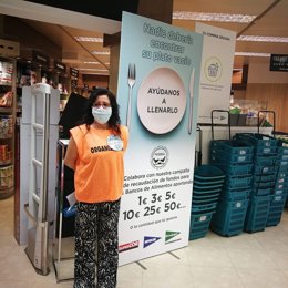Archivo - Una voluntaria en la 'Operación Kilo' de El Corte Inglés y el Banco de Alimentos en una imagen de archivo.