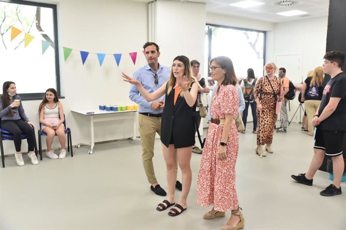 El consejero municipal de Participación y Relación con los Ciudadanos, Javier Rodrigo, y la concejal de Juventud, María Antoñanzas, han inaugurado la nueva Casa de Juventud de Parque Goya