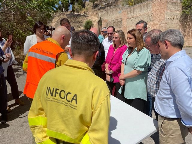 Marifrán Carazo y Carmen Crespo, con efectivos del dispositivo para el control del incendio del Cerro de San Miguel