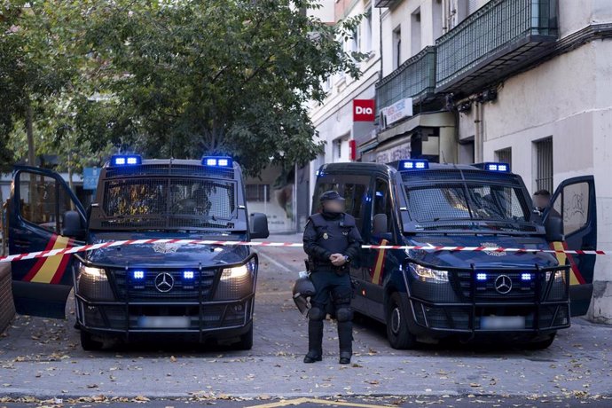 Archivo - Un policía nacional en un despliegue para el desalojo de un inmueble ocupado ilegalmente en Madrid