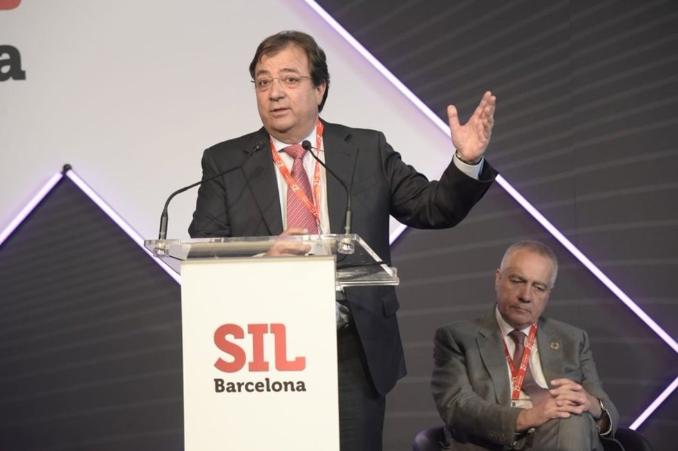 El presidente de la Junta de Extremadura, Guillermo Fernández Vara, en la inauguración de la Feria Internacional de Logística de Barcelona (SIL) 2022