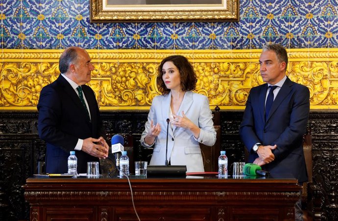 Ayuso con Elías Bendodo y el alcalde de Algeciras.