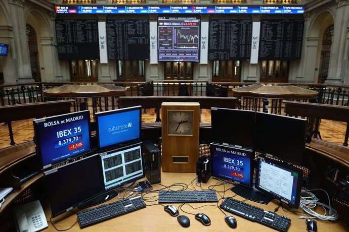 Paneles de valores del IBEX 35 en el Palacio de la Bolsa de Madrid, a 19 de mayo de 2022, en Madrid (España). El índice bursátil de referencia de la bolsa española ha caído al 1,27% en la media sesión de hoy lo que llevaba al selectivo a situarse en los