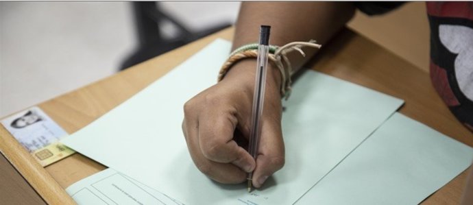 Archivo - Alumna realizando un examen de Selectividad