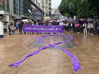 Cientos de personas se concentran en Carballo (A Coruña) en solidaridad con  la mujer agredida por su pareja
