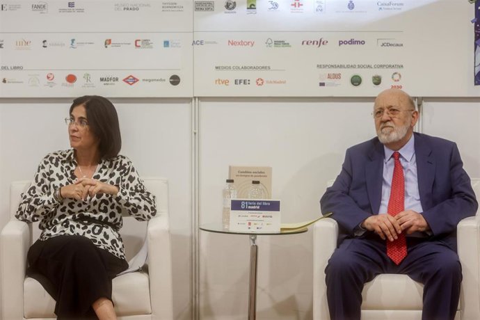 El presidente del Centro de Investigaciones Sociológicas (CIS), José Félix Tezanos, y la ministra de Sanidad, Carolina Darias, durante la presentación del libro Cambios sociales en tiempos de pandemia. 