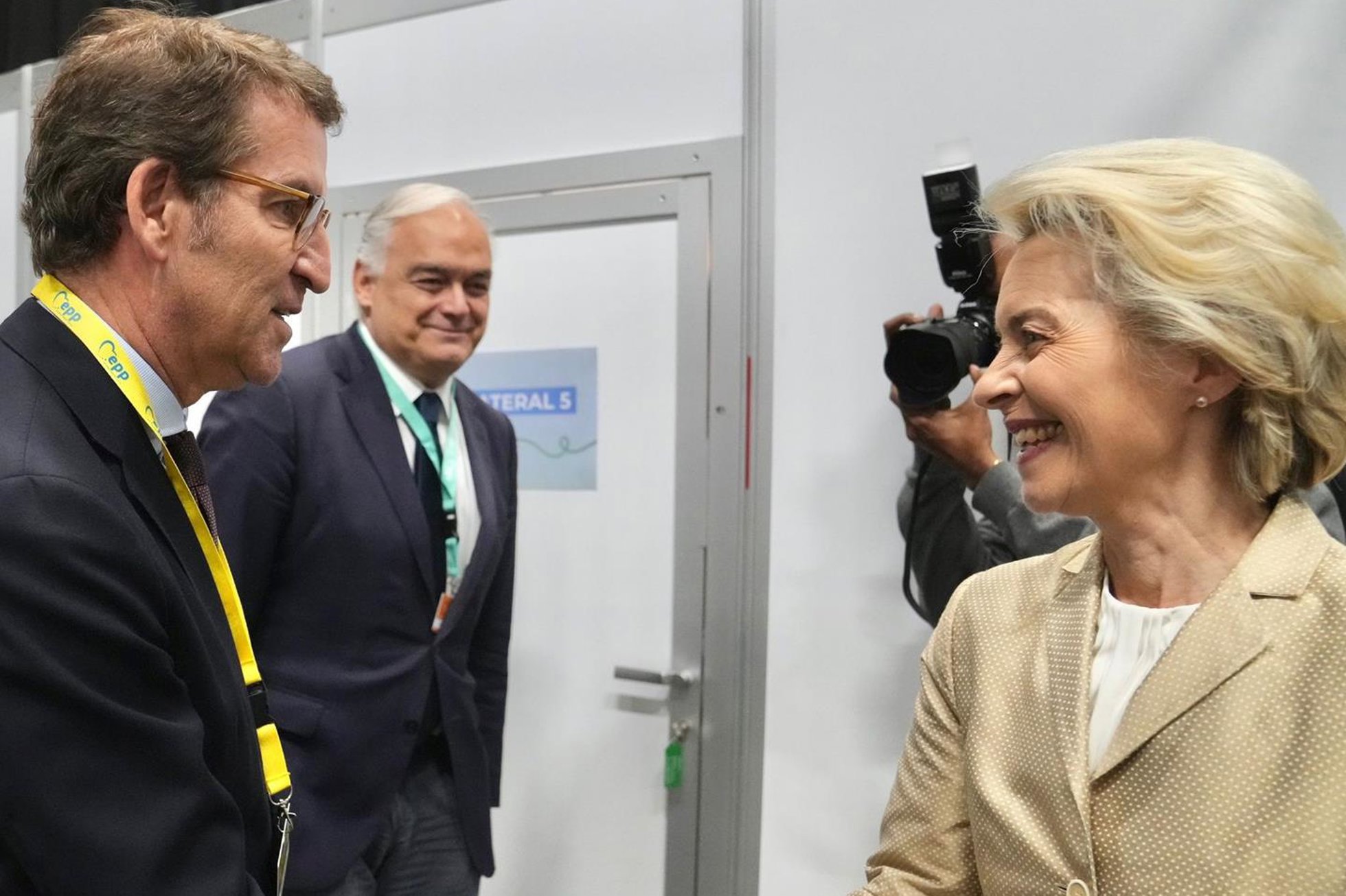 El líder del PP, Alberto Núñez Feijóo, con la presidenta de la Comisión Europea, Ursula von der Leyen, en Róterdam