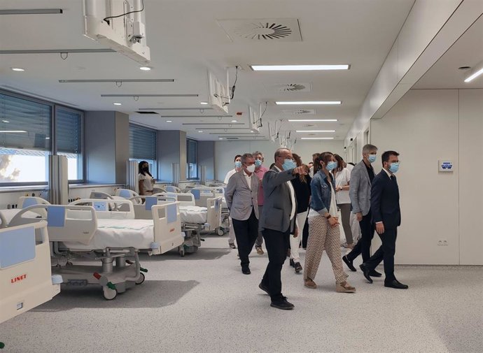 Pere Aragons y Josep Maria Argimon, junto a otras instituciones, en la visita al edificio Ripoll del Hospital Parc Taulí de Sabadell