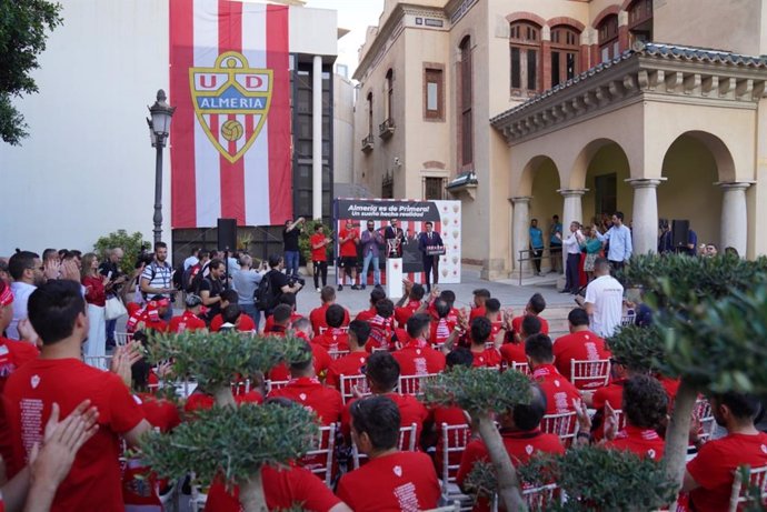 El Ayuntamiento recibe al UD Almería que "inunda" con una marea rojiblanca las calles de la ciudad