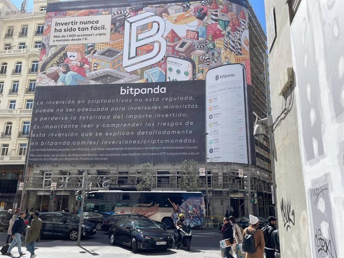 Archivo - Publicidad de Bitpanda en la Gran Vía de Madrid