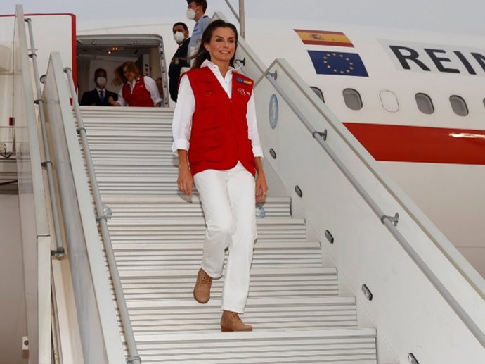 La Reina Letizia, descendiendo del avión a su llegada a Mauritania, donde permanecerá hasta el próximo jueves