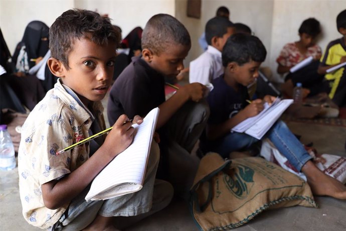 Archivo - Un grupo de niños asiste a una escuela situada en la provincia de Hajjah, en el noroeste de Yemen.