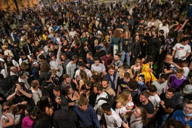 Jóvenes haciendo botellón en Barcelona.