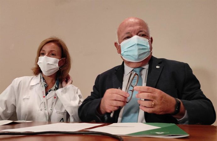 Jesús Aguirre junto a la directora gerente del Reina Sofía de Córdoba, Valle García.