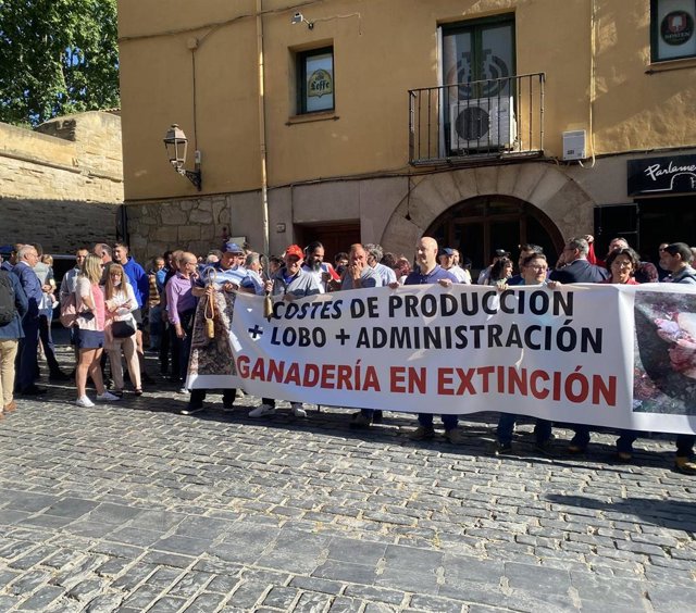 Concentración frente al Parlamento de La Rioja