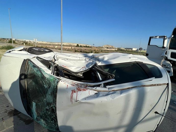 Vehículo siniestrado en el polígono industrial de Lorquí (Murcia)