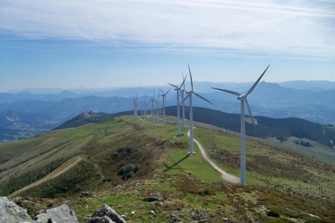 Archivo - Monte Oiz molinos de viento