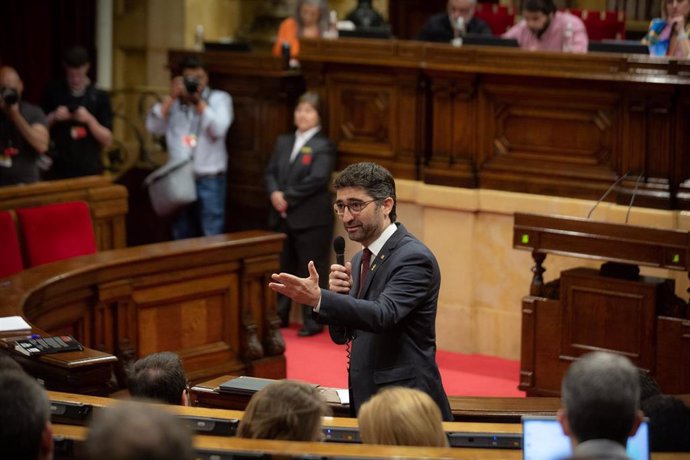 El vicepresidente del Govern y conseller de Territorio y Políticas Digitales, Jordi Puigneró, interviene en una sesión plenaria, en el Parlament de Cataluña, a 25 de mayo de 2022, en Barcelona, Cataluña (España). 
