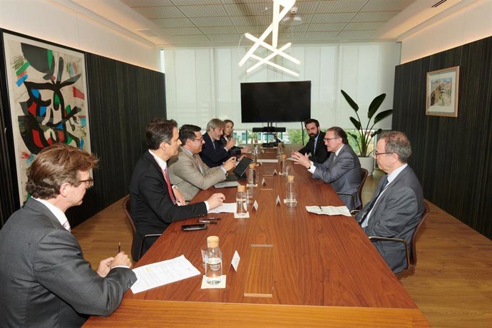 El conseller de Economía y Hacienda de la Generalitat, Jaume Giró, y el vicepresidente del Banco Europeo de Inversiones (BEI), Ricardo Mourinho, junto a sus equipos.