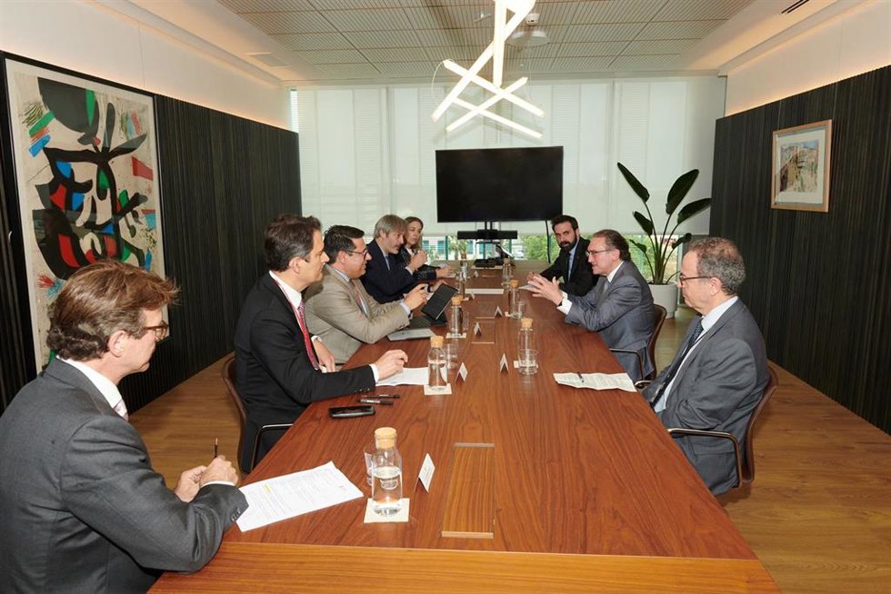 El conseller de Economía y Hacienda de la Generalitat, Jaume Giró, y el vicepresidente del Banco Europeo de Inversiones (BEI), Ricardo Mourinho, junto a sus equipos.
