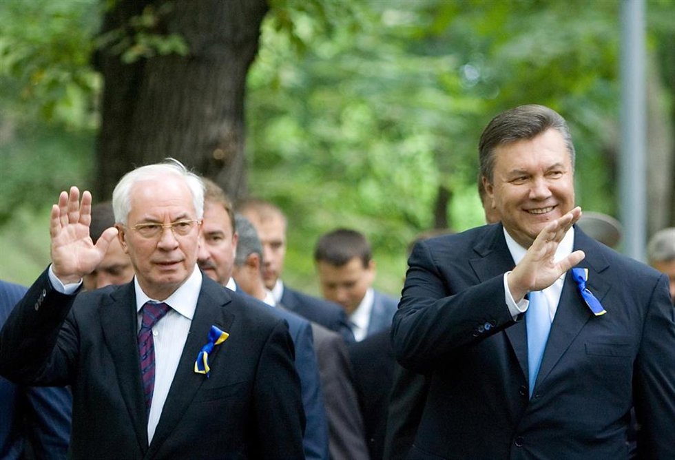 Archivo - El ex primer ministro de Ucrania Mikola Azarov (i) junto al expresidente ucraniano Viktor Yanukovich en un acto en 2011 en Kiev