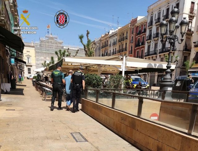 Imatge dels agents durant la detenció