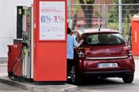 El consumo de combustibles de automoción en España se dispara un 14,2% en abril