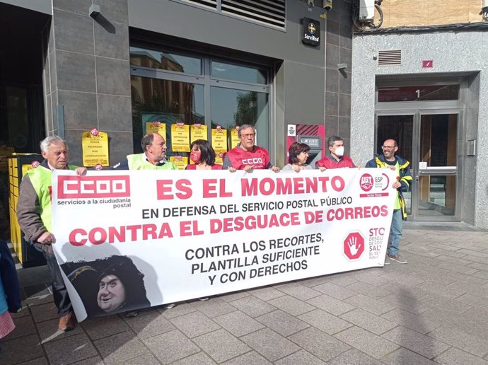 Archivo - Protesta de UGT y CCOO contra el "desguace" de Correos