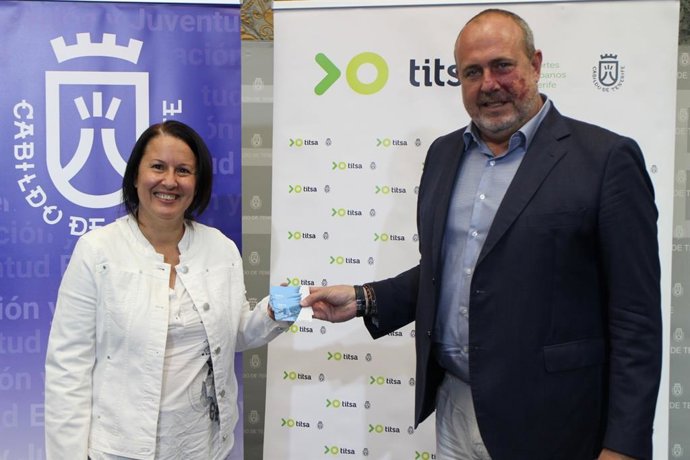 La consejera de Educación del Cabildo de Tenerife, Concepción Rivero, y el consejero de Transportes, Enrique Arriaga, con una de las tarjetas 'tenmás' que se distribuirán entre los alumnos del proyecto 'Ponos'