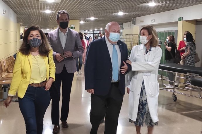 Aguirre, en el Reina Sofía de Córdoba, entre su directora, Valle García (dcha.) y la delegada territorial de Salud, María Jesús Botella.