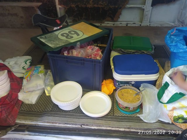 Comida y otros efectos hallados en el maletero de la furgoneta.