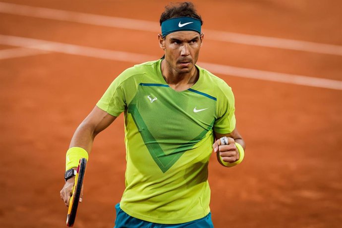 El tenista español Rafa Nadal celebra un punto durante su duelo de cuartos de final contra Novak Djokovic en Roland Garros 2022