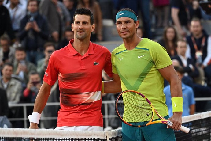 El tenista serbio Novak Djokovic (I) y el español Rafael Nadal posan antes de los cuartos de final de Roland Garros 2022.