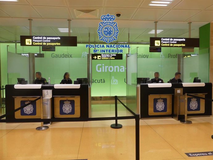 La Policía Nacional ha detenido en el Aeropuerto de Girona-Costa Brava a una viajera, de nacionalidad georgiana, con residencia legal en Irlanda, por presuntamente favorecer la inmigración ilegal.
