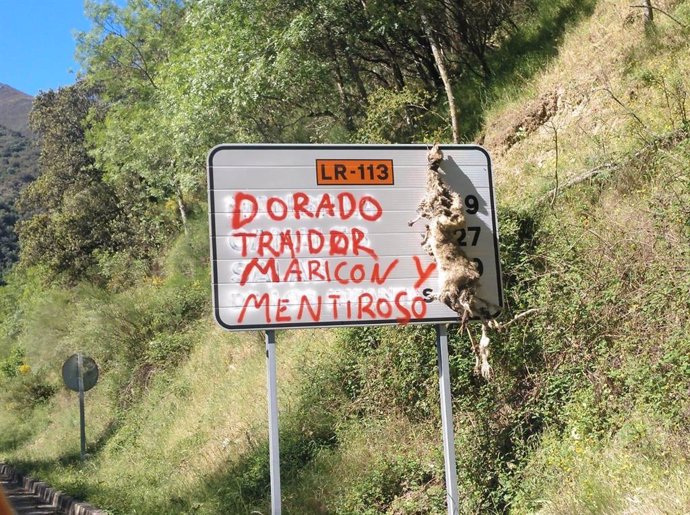 Cartel con insultos al consejero Dorado en el Alto Najerilla