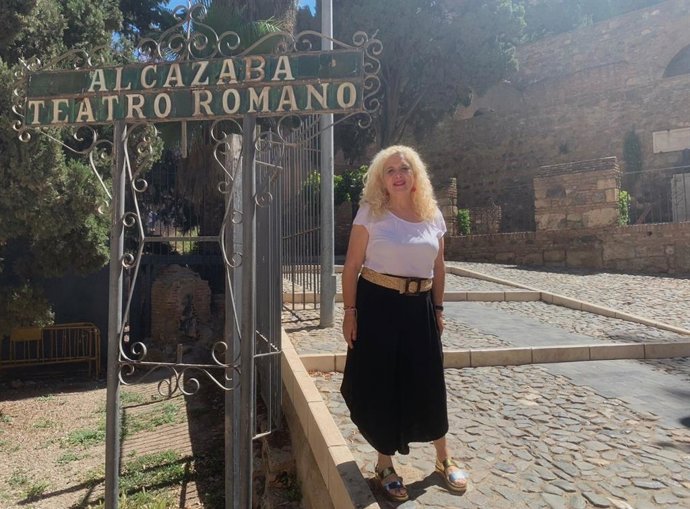 Remedios Ramos, concejala de Unidas Podemos por Málaga, junto a la Alcazaba y el Teatro Romano de la ciudad