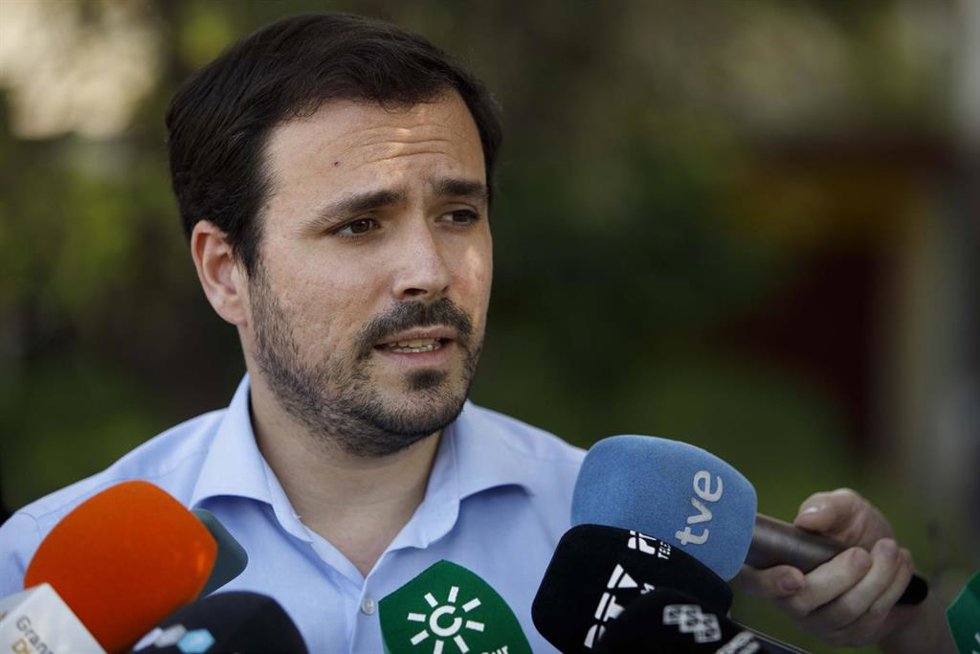 El ministro de Consumo, Alberto Garzón, durante encuentro con representantes de las distintas organizaciones de la Mesa ciudadana del Distrito Norte de Granada por la luz. En la Parroquia de La Paz a 27 de mayo del 2022 en Granada (España).