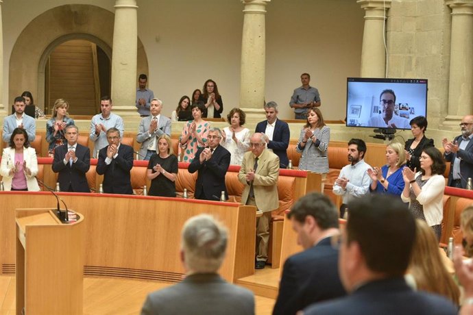 Minuto de silencio en el Parlamento por las víctimas de la explosión en una planta biodiésel en Calahorra