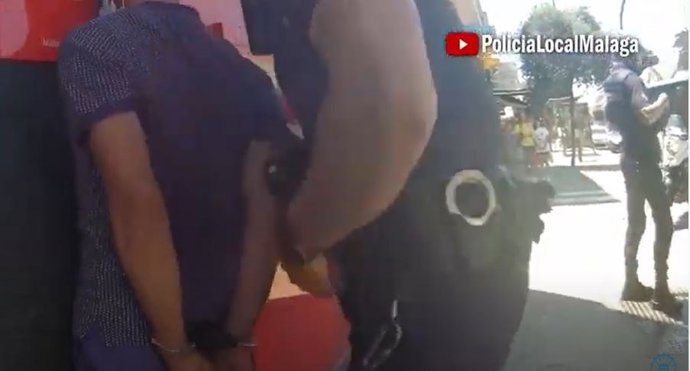 Detenido un hombre cuando asaltaba un banco armado con dos cuchillos