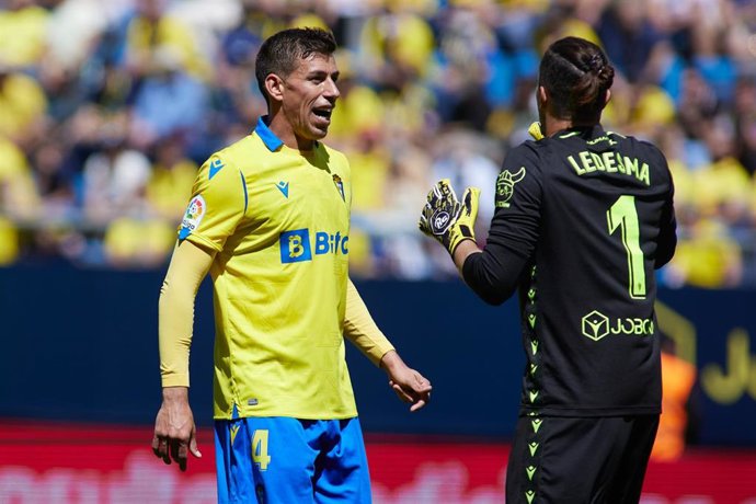 Archivo - Rubén Alcaraz habla con Jeremías Ledesma durante un partido del Cádiz