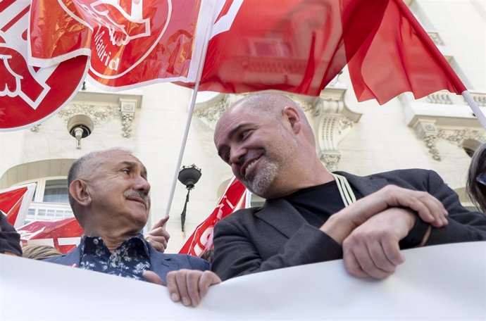 Los secretarios generales de UGT y CCCO, Pepe Álvarez (izda) y Unai Sordo (dcha)