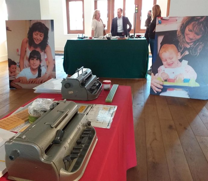 Exposición de la Fundación ONCE en la antigua Escuela de Comercio de Gijón