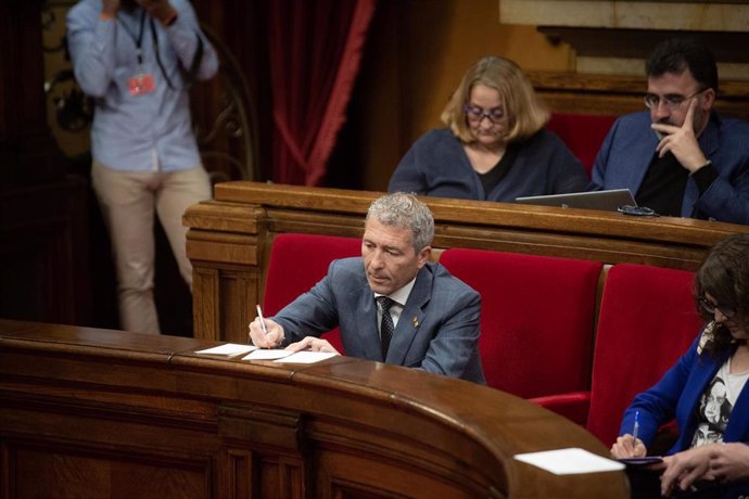 El conseller de Educación de la Generalitat, Josep González-Cambray, durante una sesión plenaria, en el Parlament de Cataluña, en una foto de archivo.
