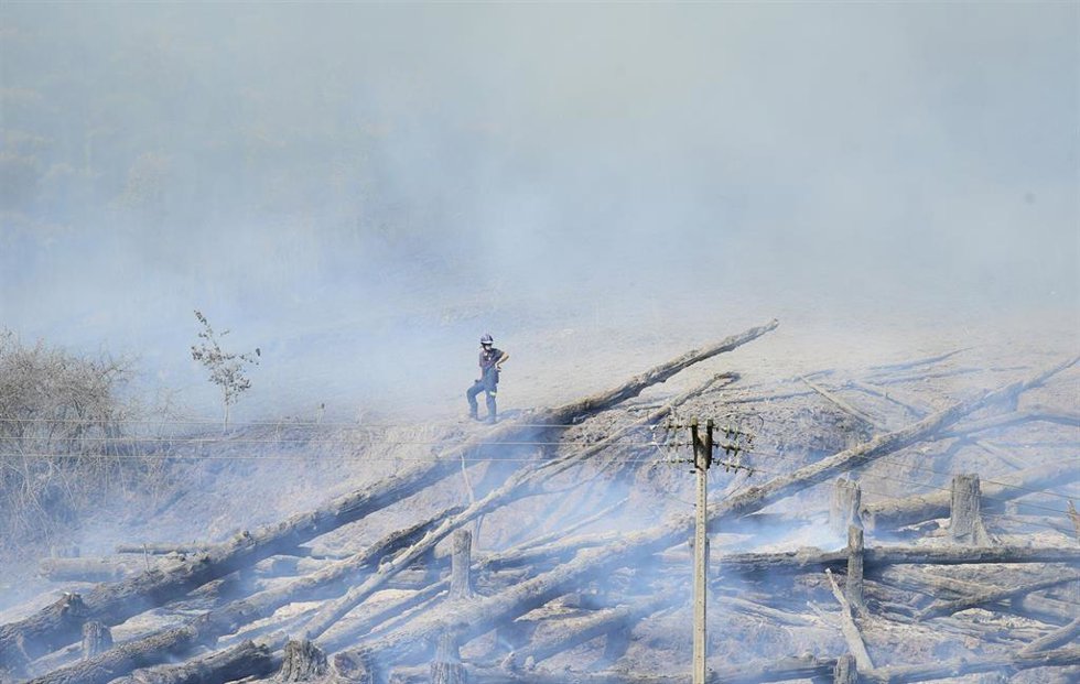 Archivo - Un bombero trabaja en la zona del incendio originado por la recogida de unos árboles talados encima de la carretera variante de Eibar entre la zona de Asua Erreka y las chabolas existentes junto a la vía del tren en Azitain, en Eibar,Gipuzkoa
