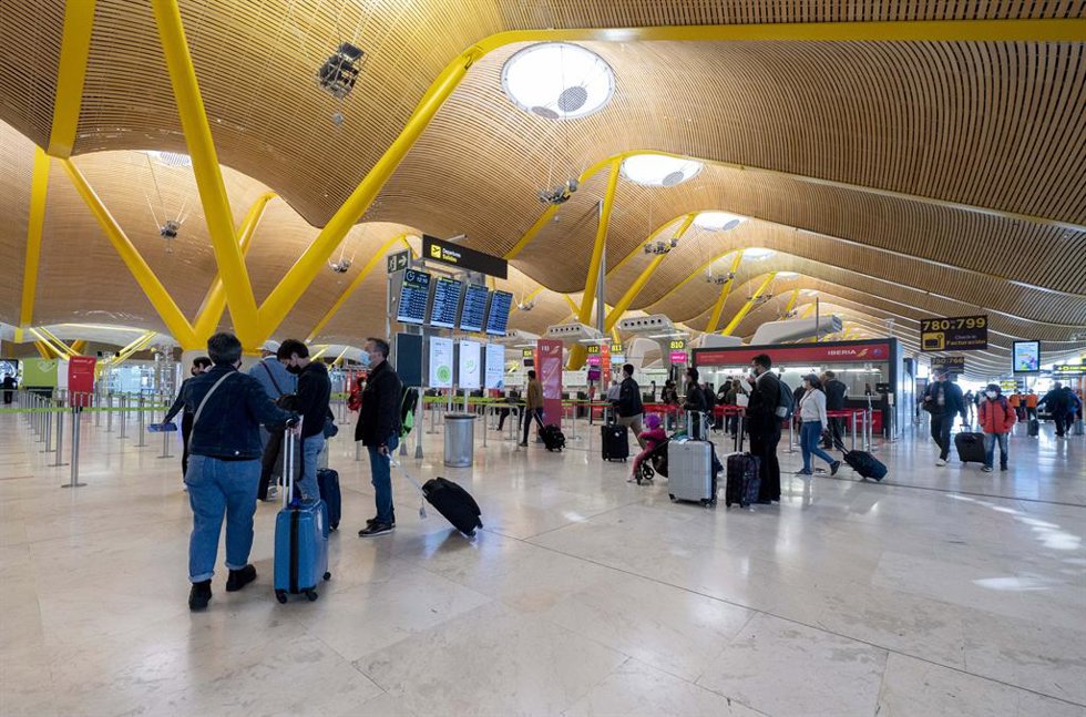 Archivo - Viajeros con maletas en la terminal T-4 del Aeropuerto Adolfo Suárez Madrid-Barajas, a 13 de abril de 2022, en Madrid (España).
