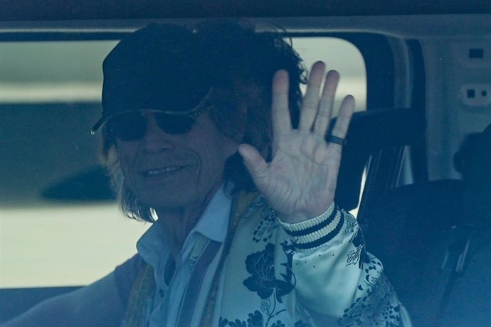 El vocalista y cofundador del grupo The Rolling Stones, Mick Jagger, a su llegada a la T4 del aeropuerto Adolfo Suárez Madrid-Barajas, a 26 de mayo de 2022, en Madrid (España). The Rolling Stones comienzan su gira por Europa en el estadio Wanda Metropol