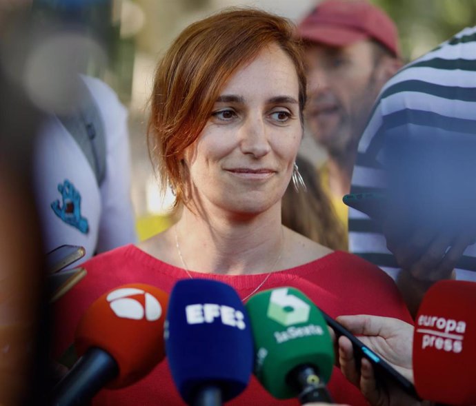 La portavoz regional de Más Madrid, Mónica García, durante una marcha contra la reforma de la Ley de Transportes, a 1 de junio de 2022, en Madrid (España). La Federación Profesional del Taxi de Madrid (FPTM) ha convocado para hoy esta manifestación que 