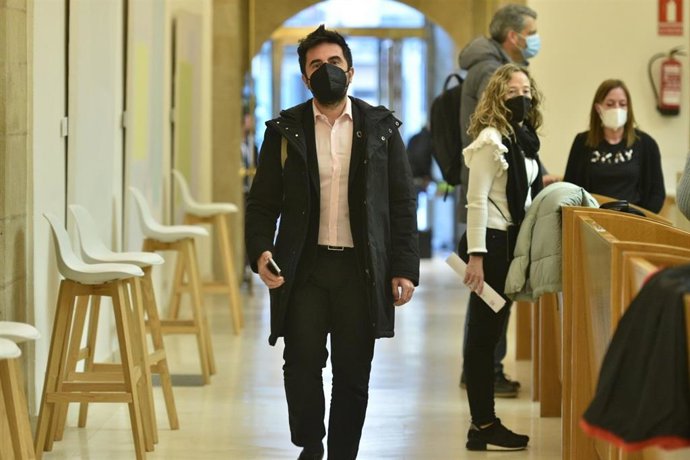 Archivo - El portavoz del Gobierno, Alex Dorado, entrando al Parlamento de La Rioja