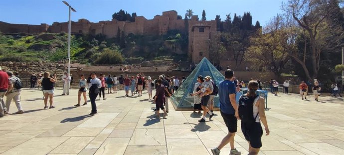 Archivo - Un grupo de turistas en el centro de Málaga, enu una foto de archivo.