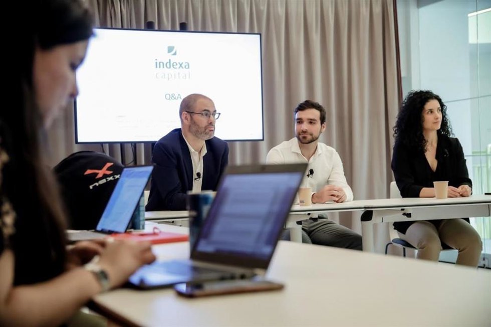 El CEO de Indexa Capital, Unai Asenjo, el analista de gestión de la firma, Iván Abellán, y la gestora de carteras, Carlota Corral, durante la presentación del II estudio 'Rendimiento de los Planes de Pensiones en España (2007-2021)'.